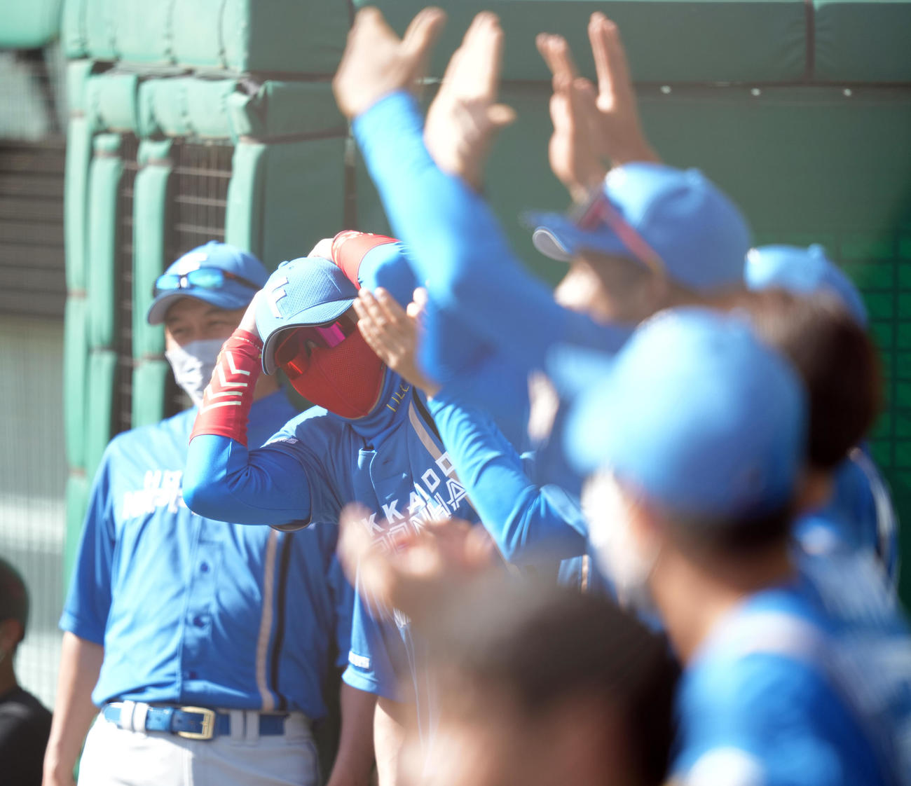 巨人との練習試合の９回、３－３の同点から高浜祐仁がチャンスを広げる左前打を放つも、ベンチでなぜか頭を抱える新庄剛志監督。「負け予言」が外れそうで頭が痛い？（撮影・鈴木みどり）