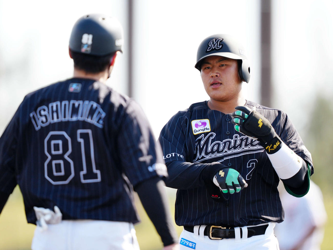 楽天対ロッテ　6回表ロッテ2死一塁、中前打を放った松川虎生（右）（撮影・江口和貴）