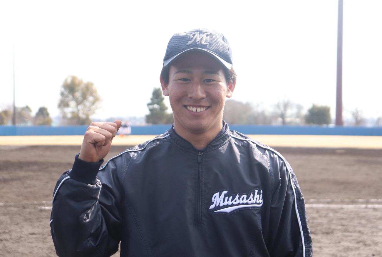 練習後、笑顔で写真撮影に応じる武蔵大・中島将喜主将（撮影・阿部泰斉）