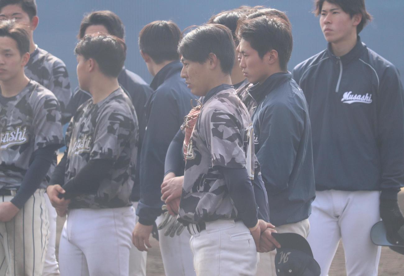 紅白戦後、チームメートの話を聞く武蔵大・中島将喜主将（手前中央）（撮影・阿部泰斉）