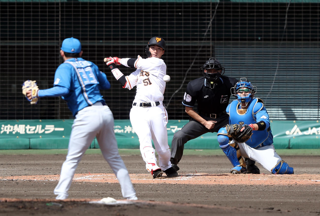 巨人対日本ハム　4回裏巨人無死、中前打を放つ八百板。投手立野（撮影・狩俣裕三）