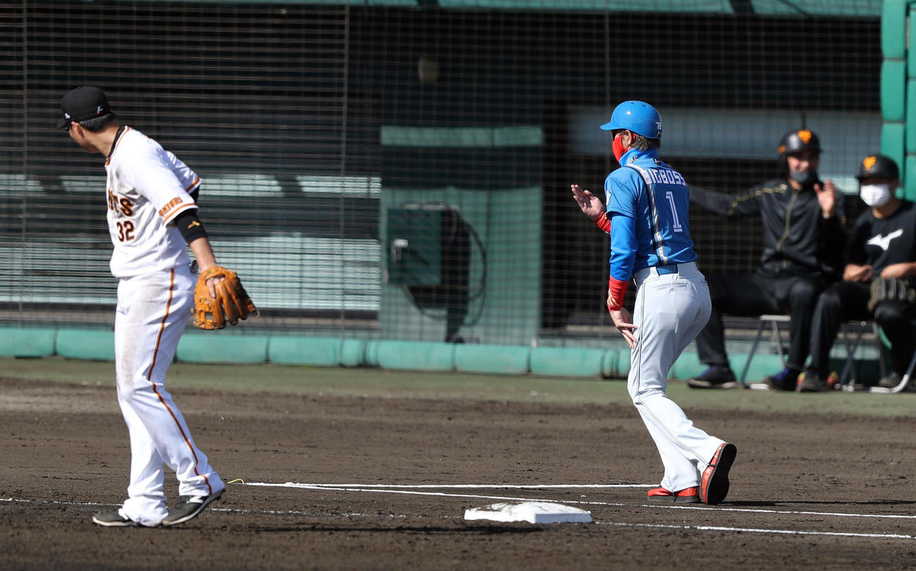 巨人対日本ハム　8回裏、三塁コーチャーと務める新庄監督（右）。左は広岡（撮影・狩俣裕三）