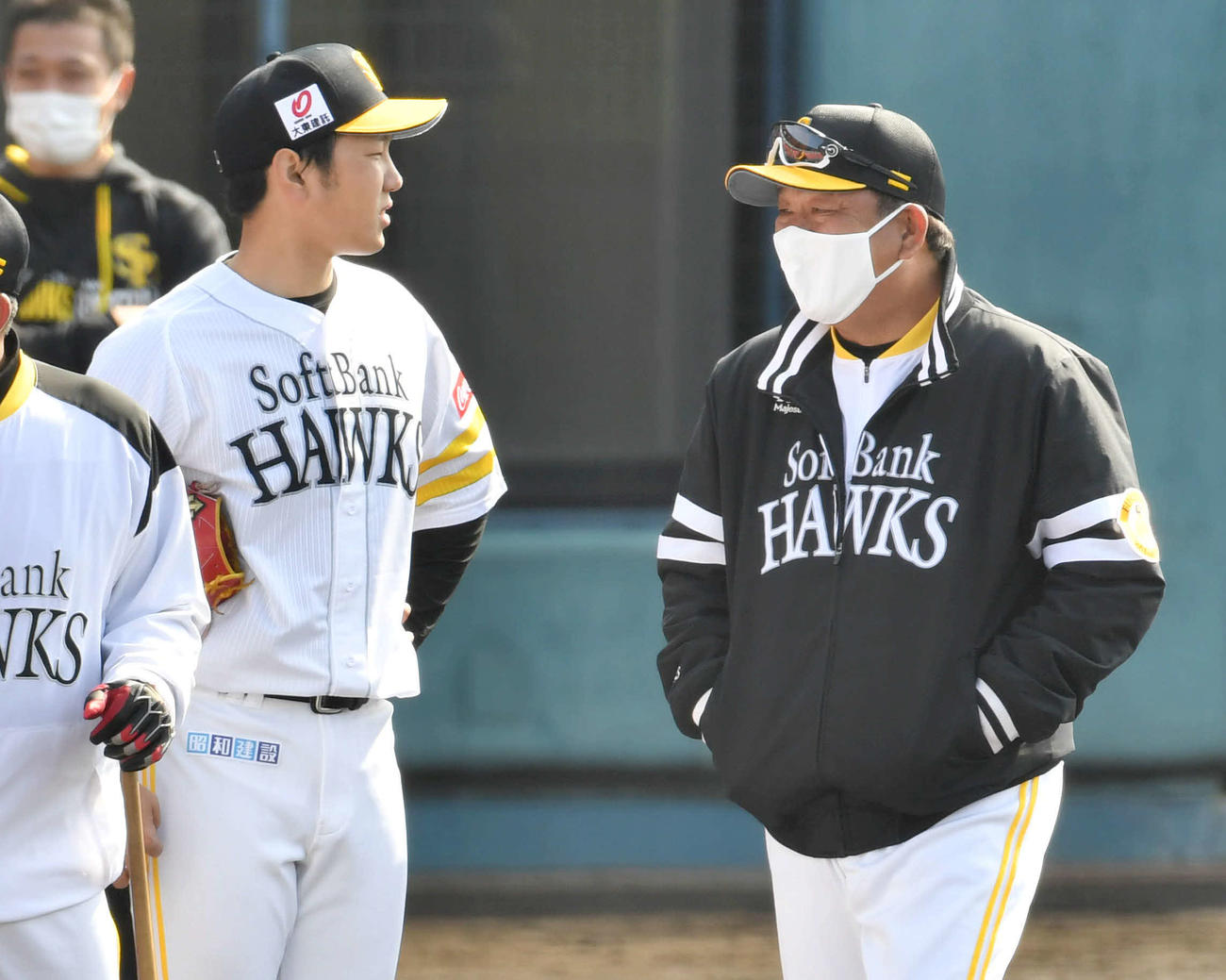 サインプレーの合間に石川（左）と話す藤本監督（撮影・岩下翔太）