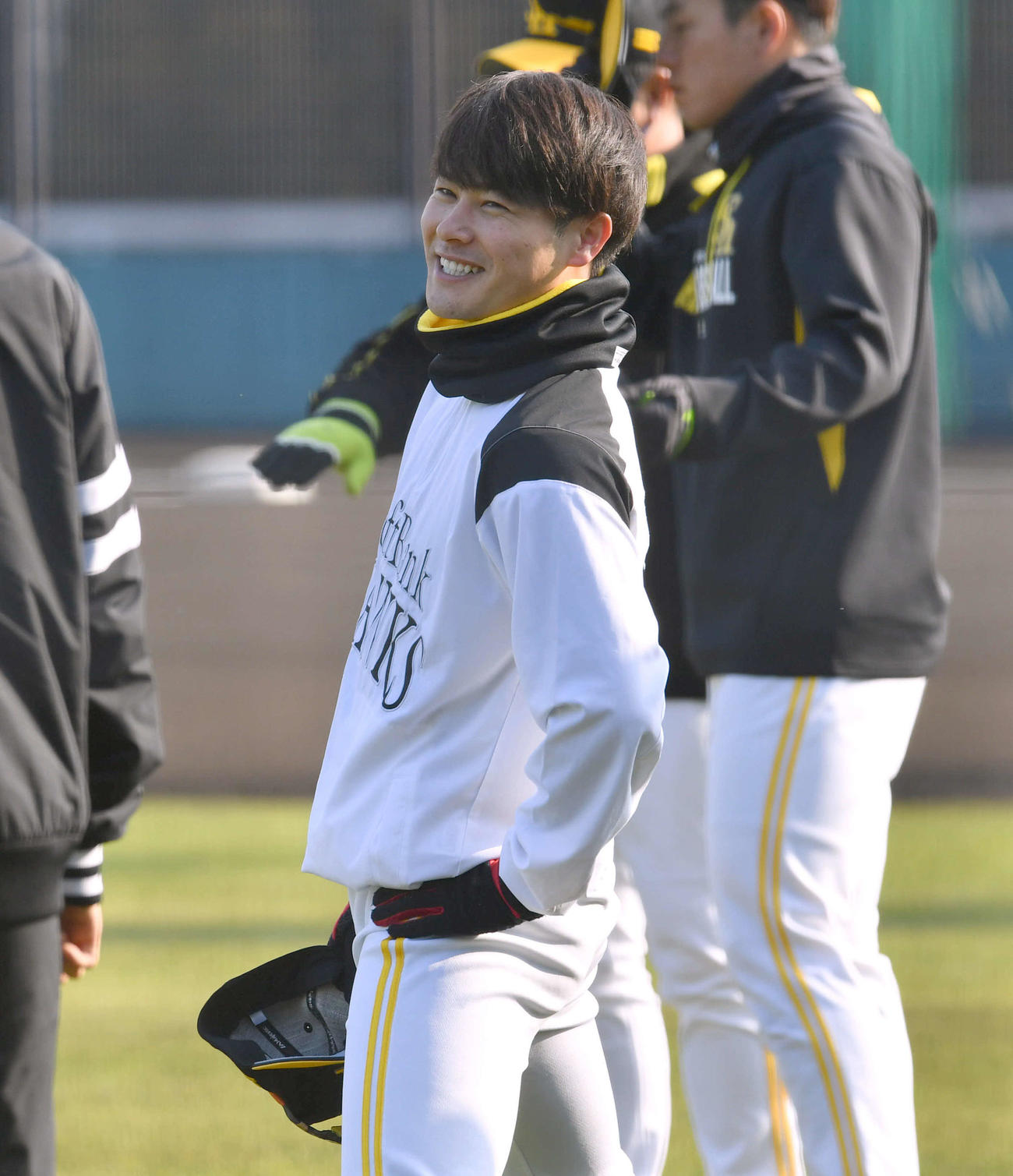 宮崎キャンプのB組に合流し、談笑する笠谷（撮影・岩下翔太）
