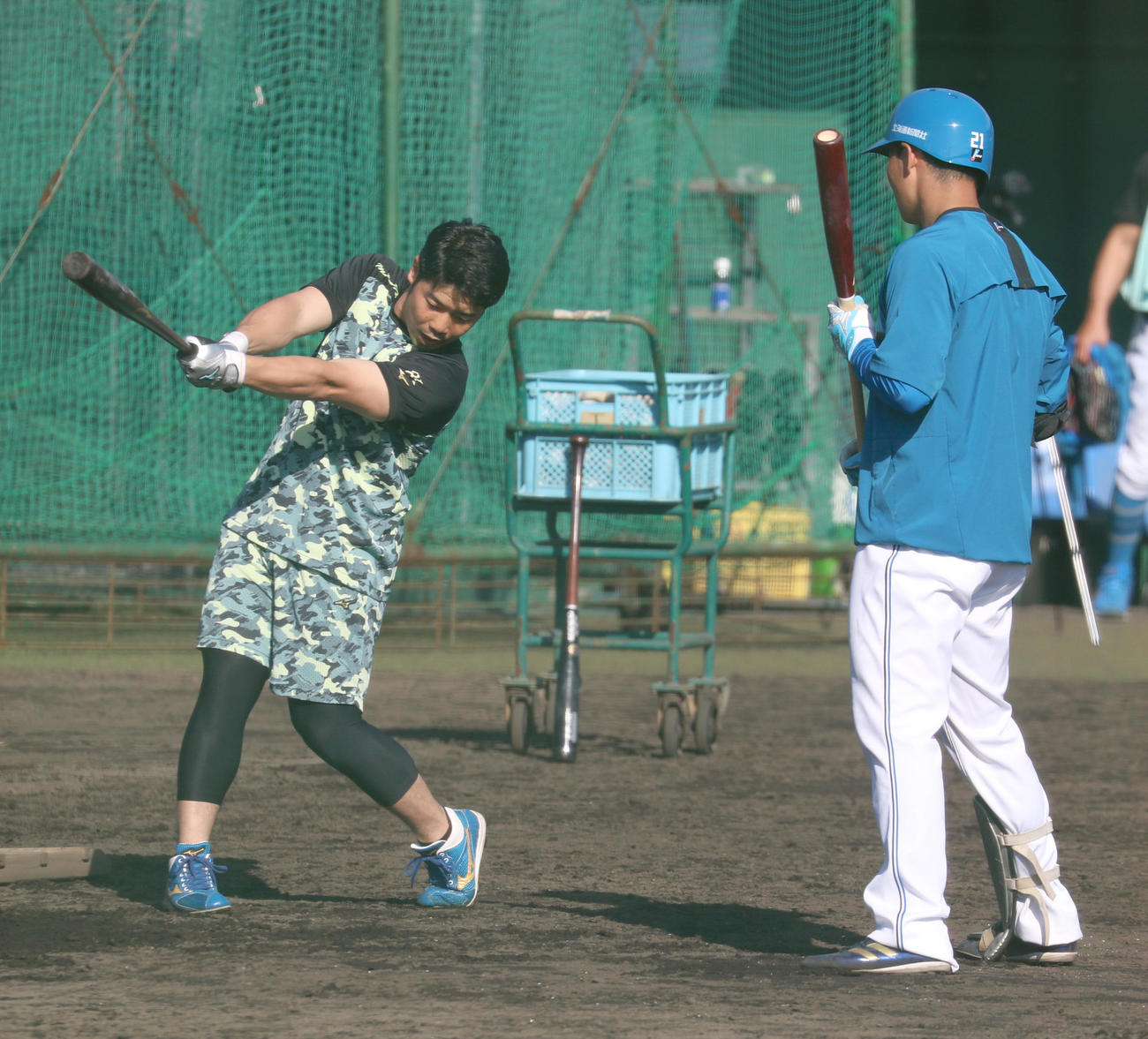 日本ハム近藤（左）は清宮に打撃指導をする（撮影・佐藤翔太）