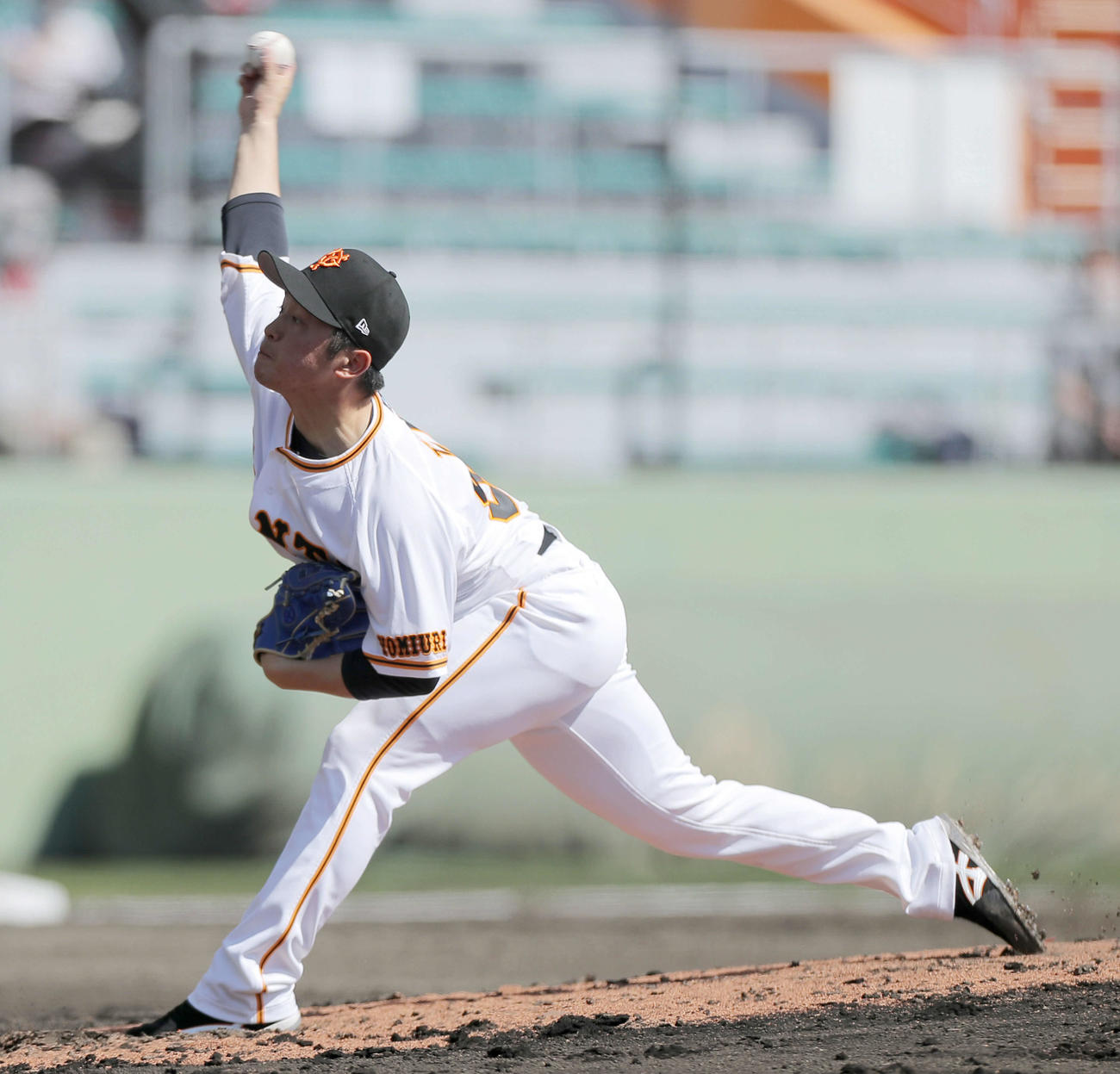 巨人対日本ハム　5回表、巨人3番手で登板する戸田（撮影・河田真司）