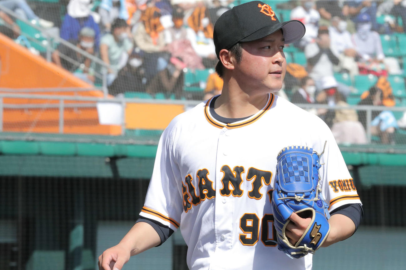 巨人対日本ハム　5回表を抑え、ベンチに戻る戸田（撮影・河田真司）