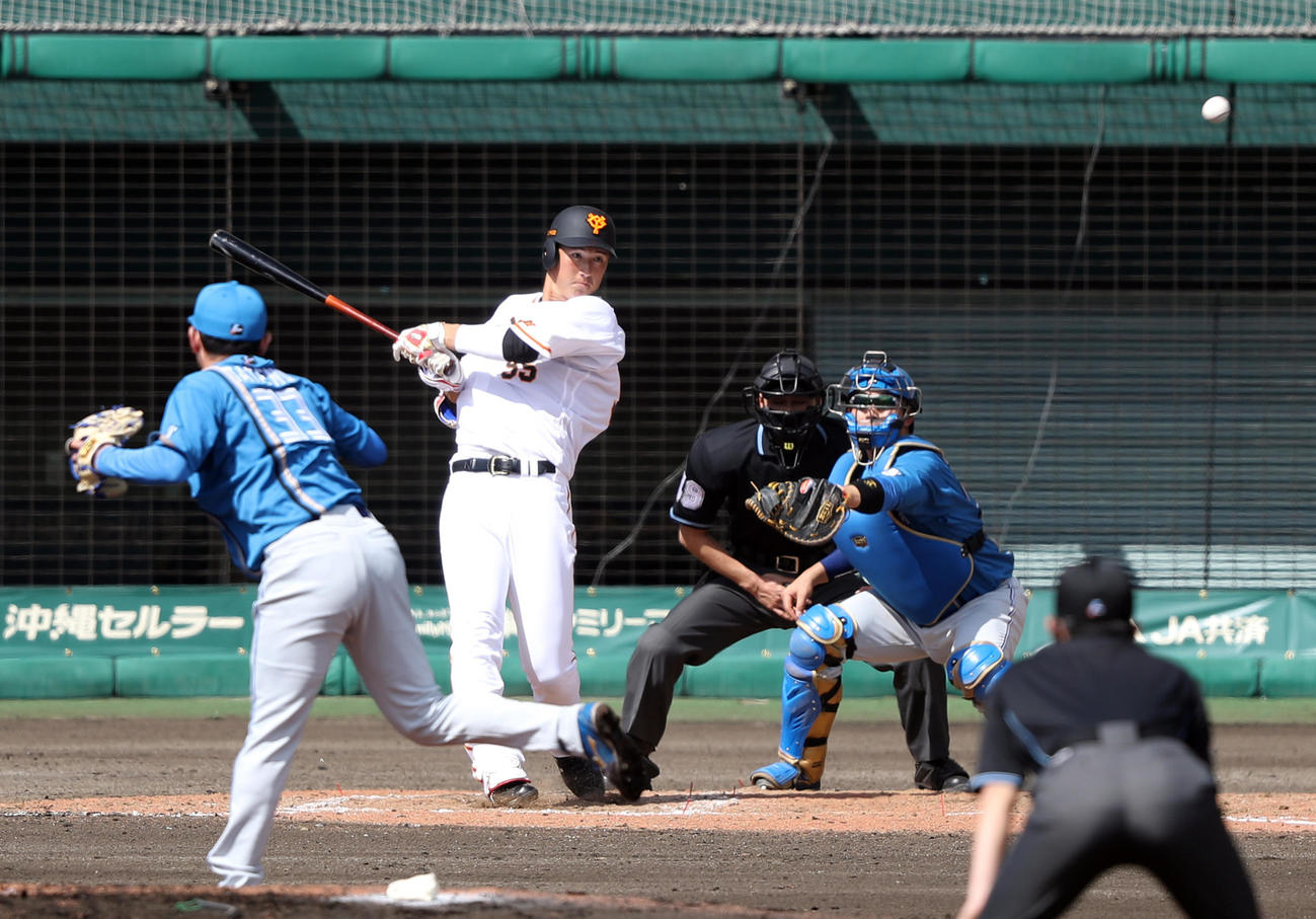 巨人対日本ハム　4回裏巨人1死一塁、左前打を放つ秋広。投手立野（撮影・狩俣裕三）