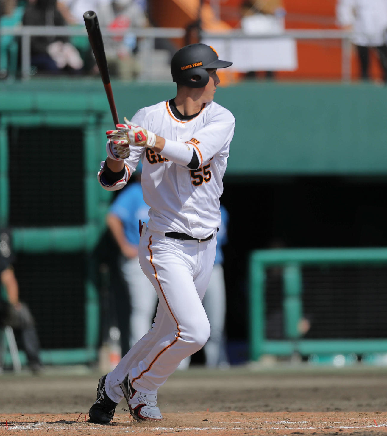 巨人対日本ハム　4回裏巨人1死一塁、左前打を放つ秋広（撮影・河田真司）