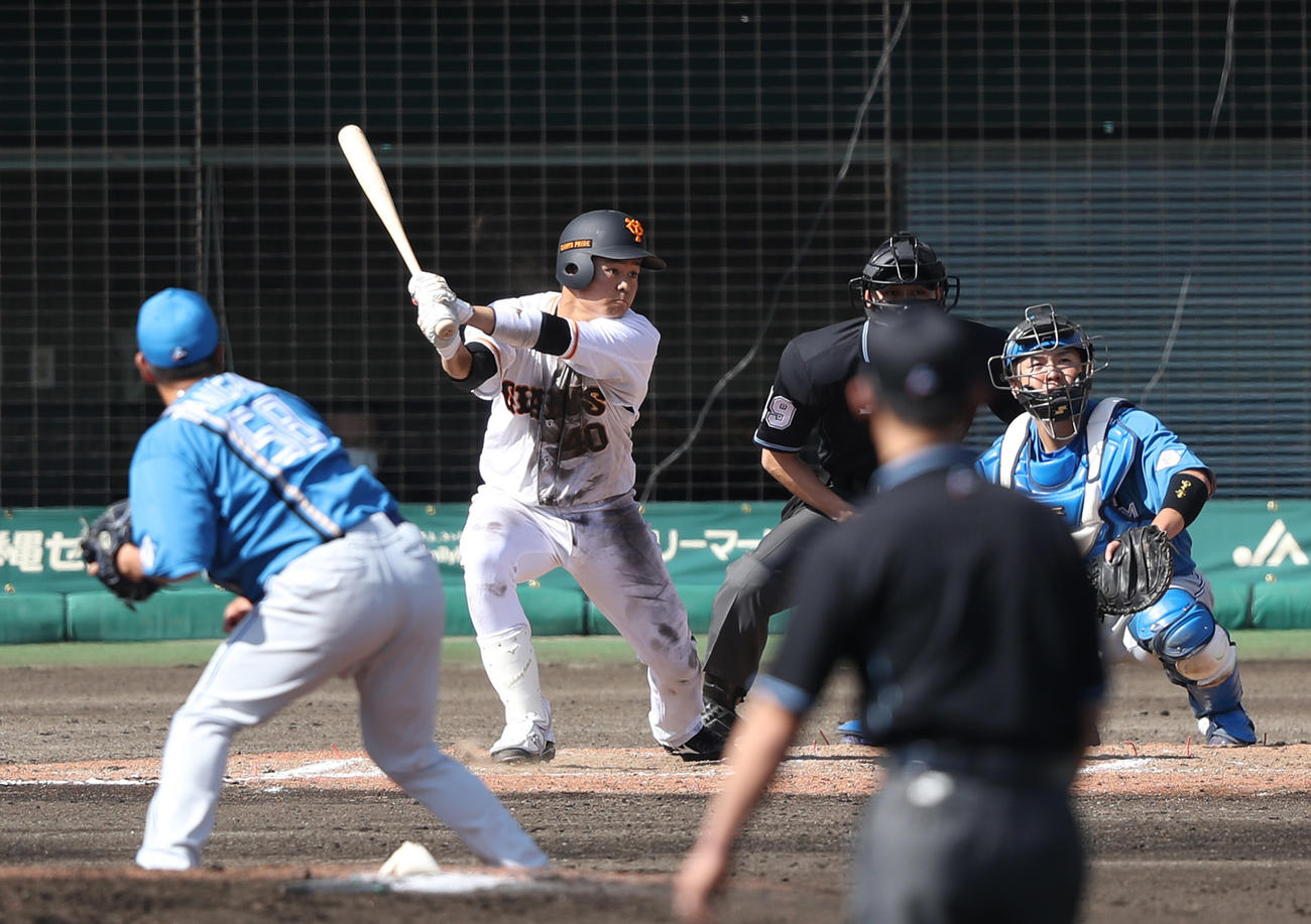 巨人対日本ハム　7回裏巨人無死一塁、二塁打を放つ中山。投手谷川（撮影・狩俣裕三）