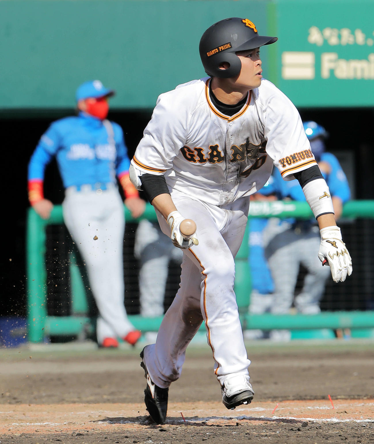 巨人対日本ハム　9回裏巨人無死一、二塁、中越え2点適時二塁打を放つ中山。後方は新庄監督（撮影・河田真司）
