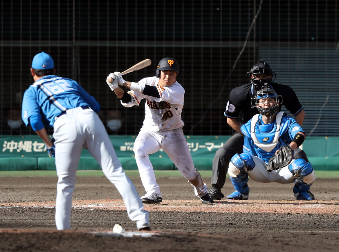 巨人対日本ハム　9回裏巨人無死一、二塁、2点適時二塁打を放つ中山。投手望月（撮影・狩俣裕三）