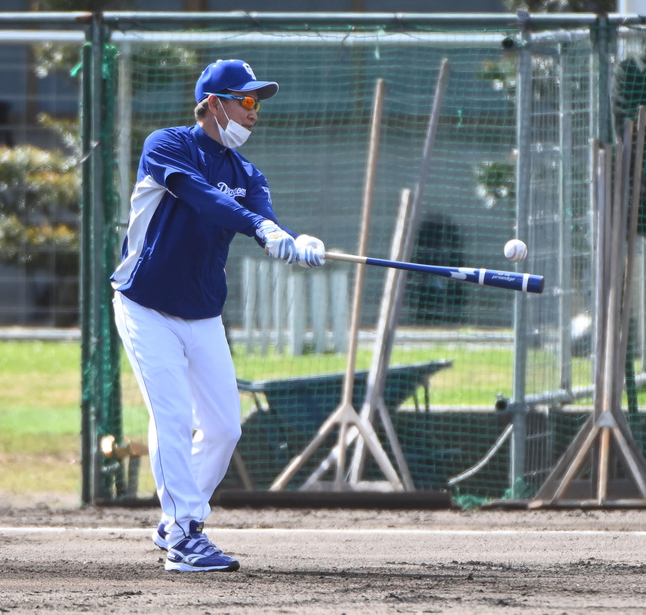 投手陣にノックをする立浪監督（撮影・森本幸一）