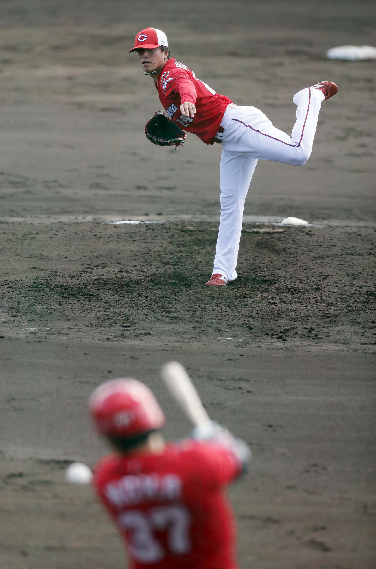シート打撃で投球する広島黒原。打者は野間（撮影・前田充）