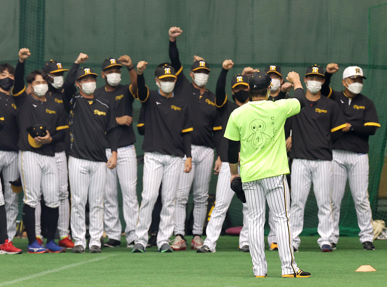 ワンデーキャプテン梅野（手前）と「勝つバイ」ポーズするナイン（撮影・上山淳一）