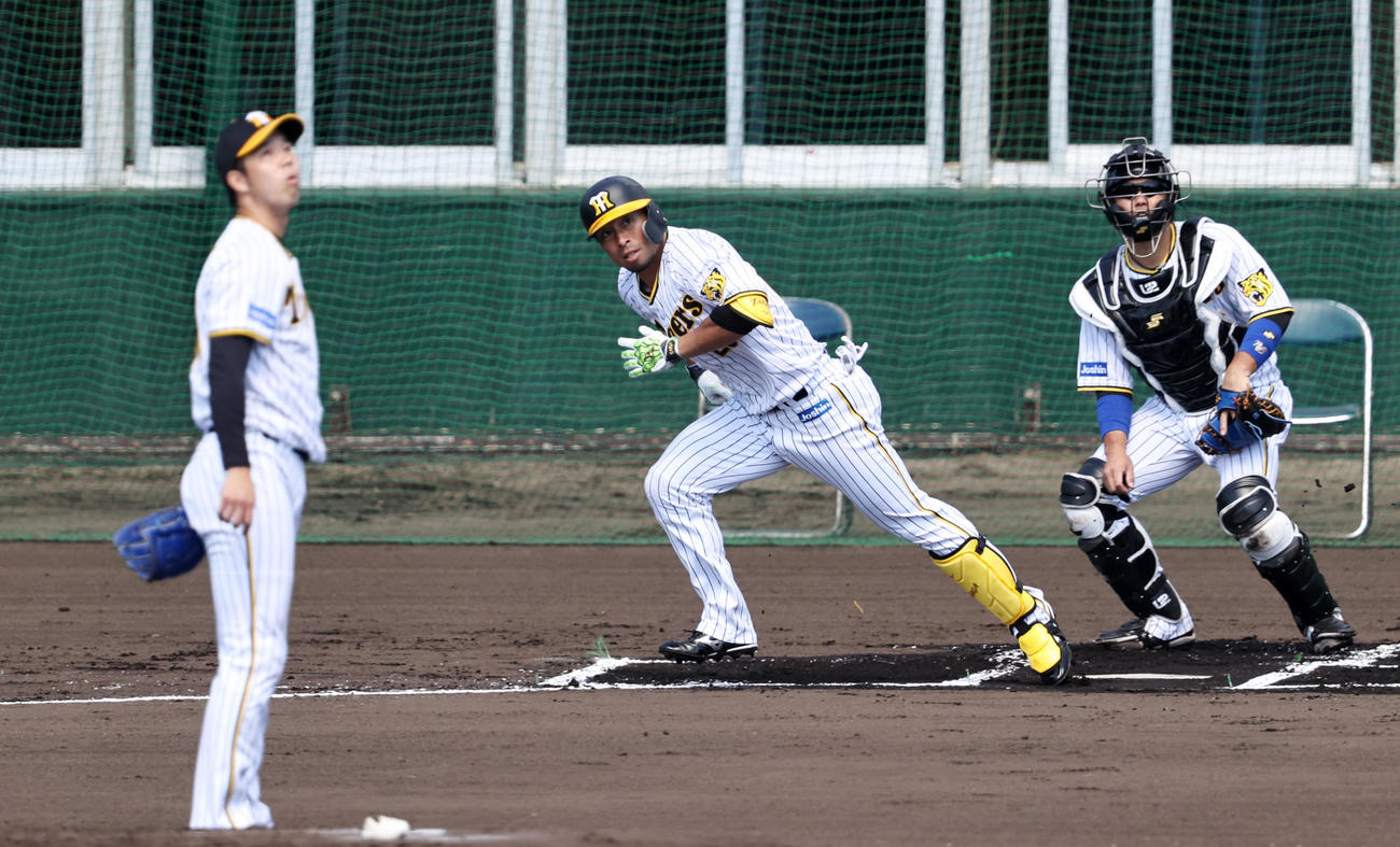 シート打撃で青柳（左）から左中間への適時二塁打を放つ江越（撮影・加藤哉）