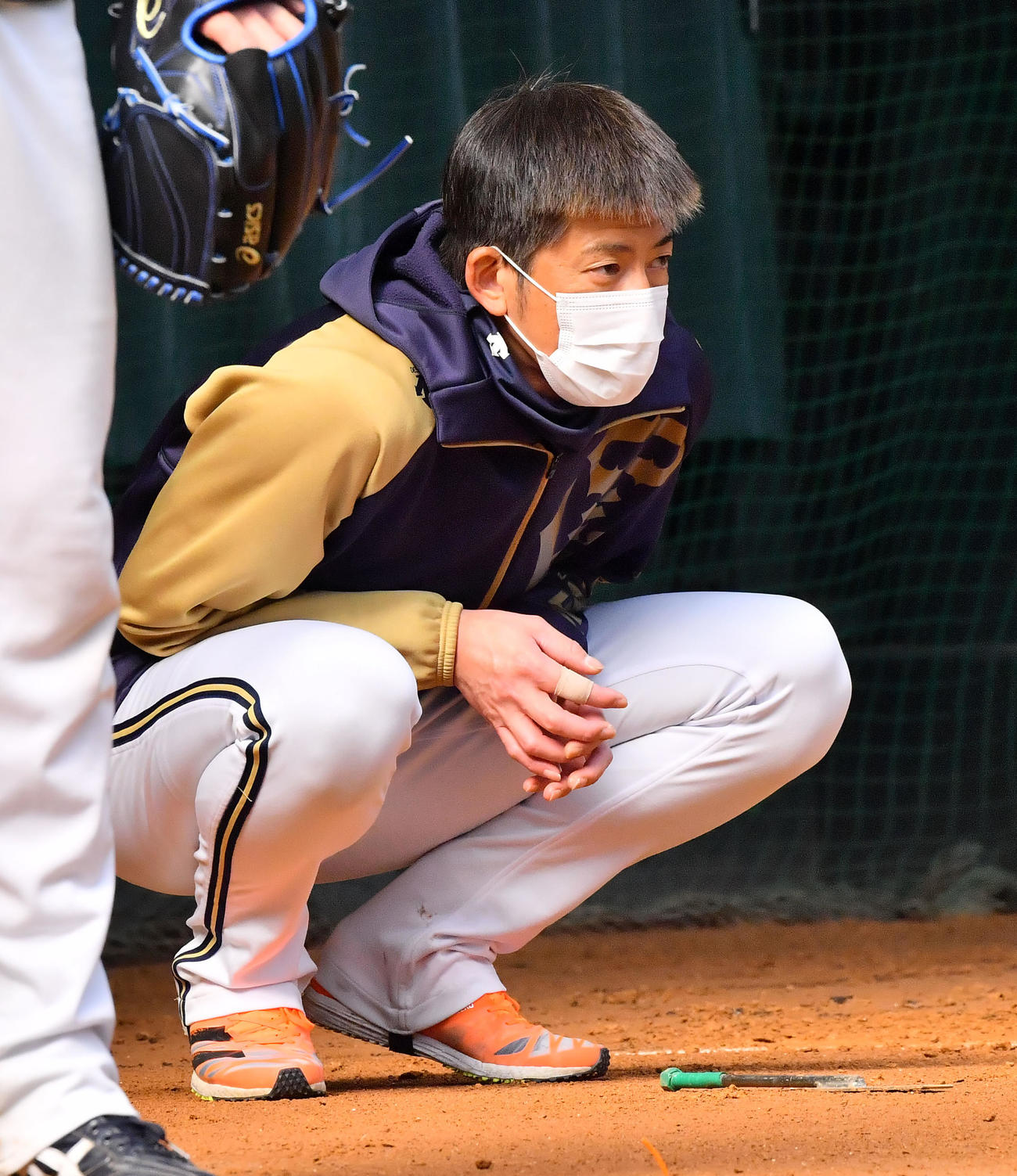 ブルペンで兼任コーチとして投球を見るオリックス能見（撮影・和賀正仁）