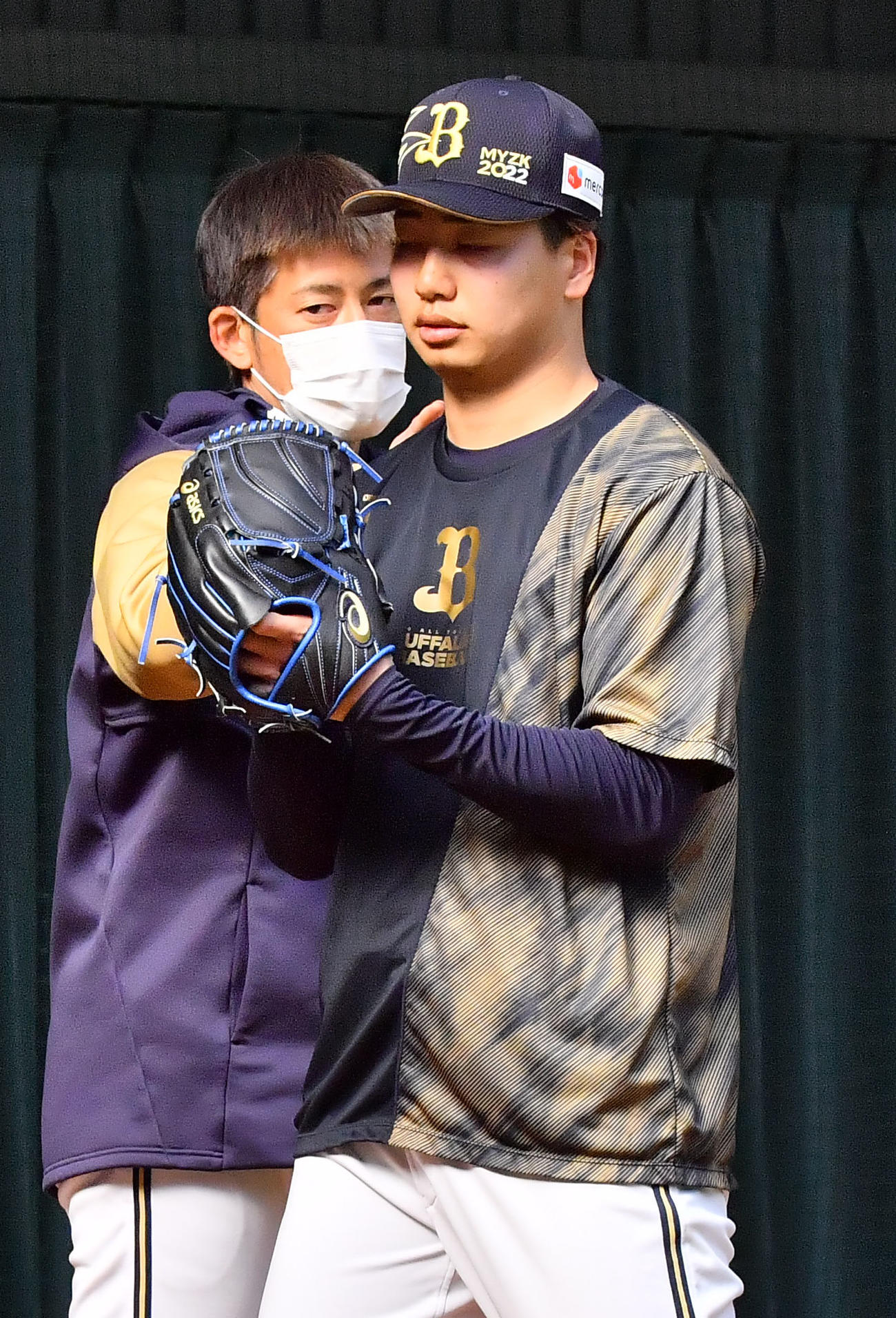 ブルペンで兼任コーチとして漆原を指導するオリックス能見（撮影・和賀正仁）