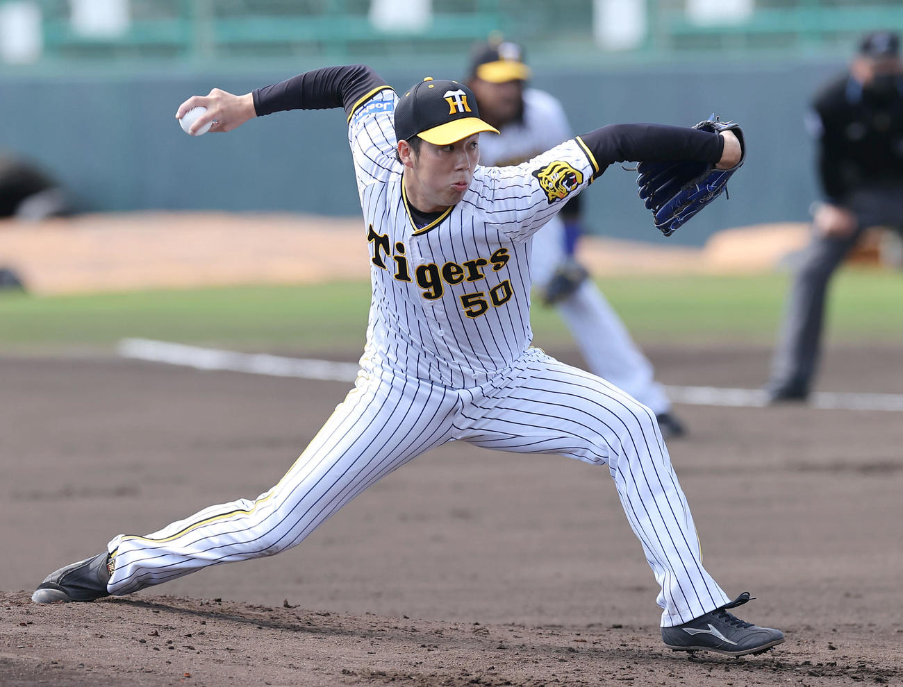 シート打撃に登板する青柳（撮影・上山淳一）