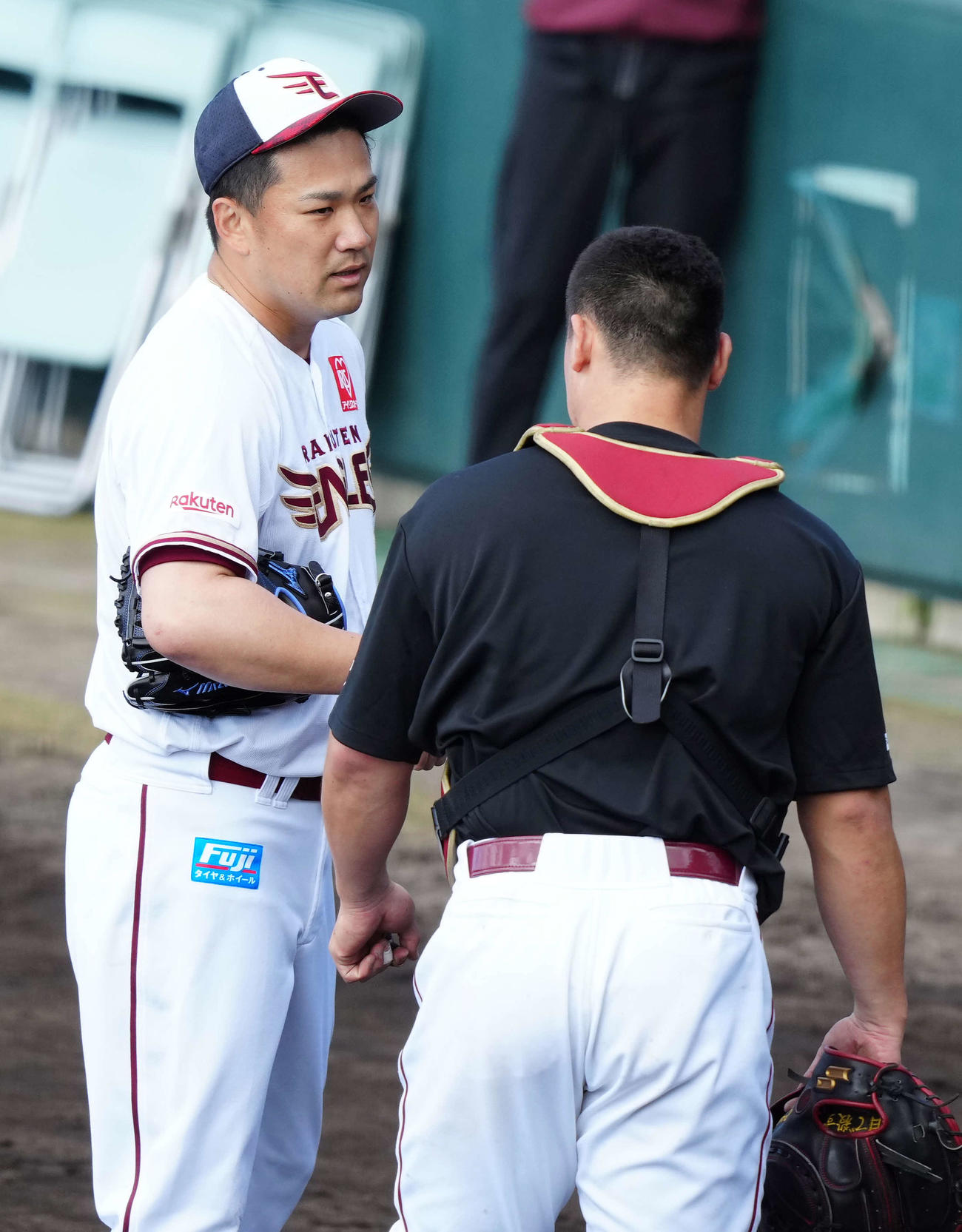 打撃投手を務め楽天捕手安田（右）と言葉をかわす田中将（撮影・江口和貴）