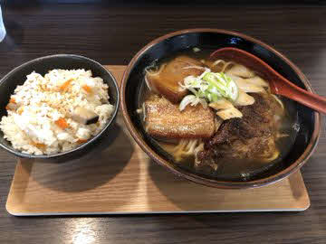 沖縄そば「こどら」のこどらセット（840円）
