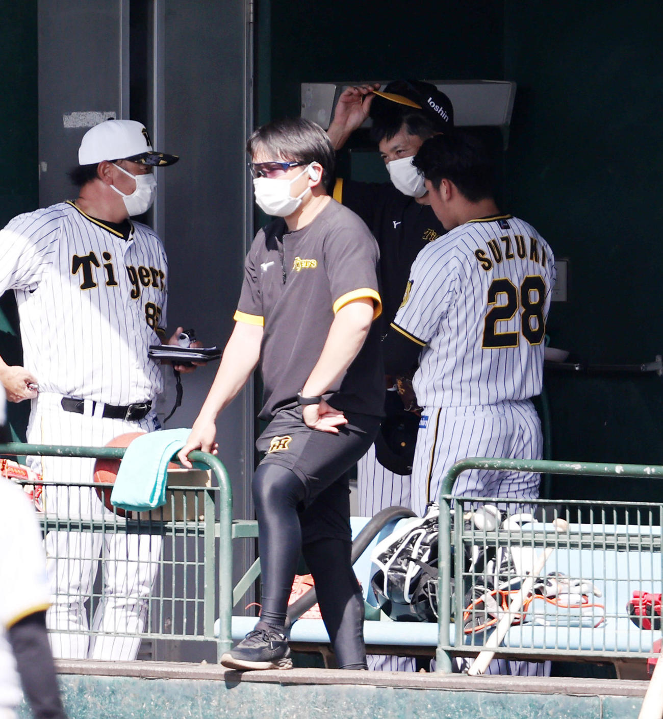 シート打撃練習に登板した鈴木はベンチで矢野監督（左）から声をかけられる（撮影・加藤哉）