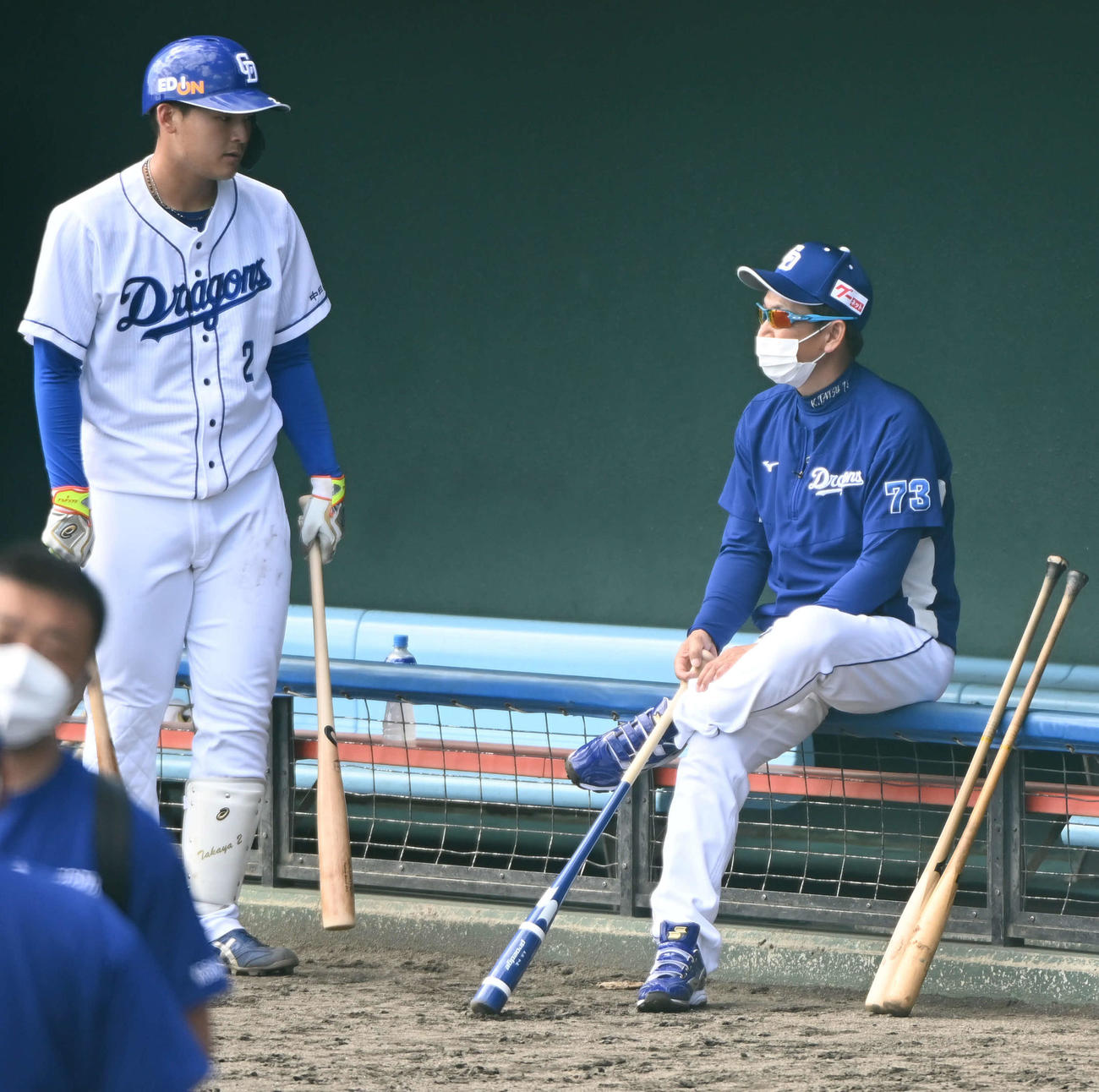 フリー打撃練習を終えた石川昂（左）と話す立浪監督（撮影・森本幸一）