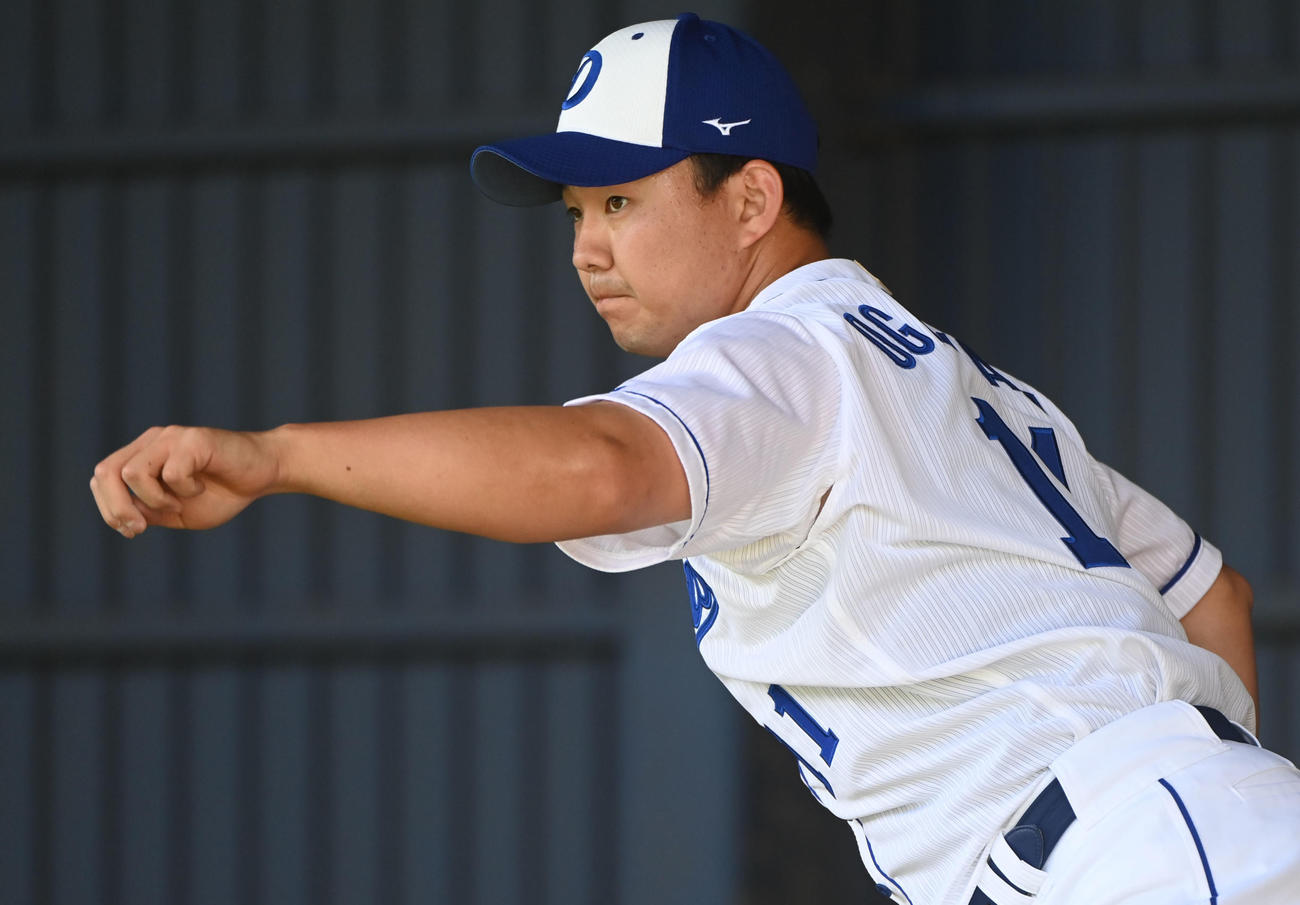 ブルペンで投球練習をする小笠原（撮影・森本幸一）