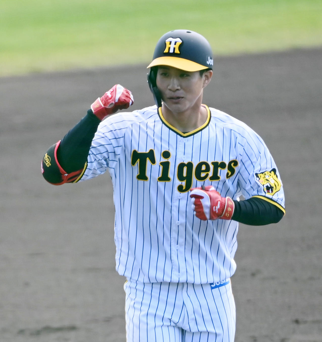 シート打撃で青柳から本塁打を放ちガッツポーズの木浪（撮影・前岡正明）