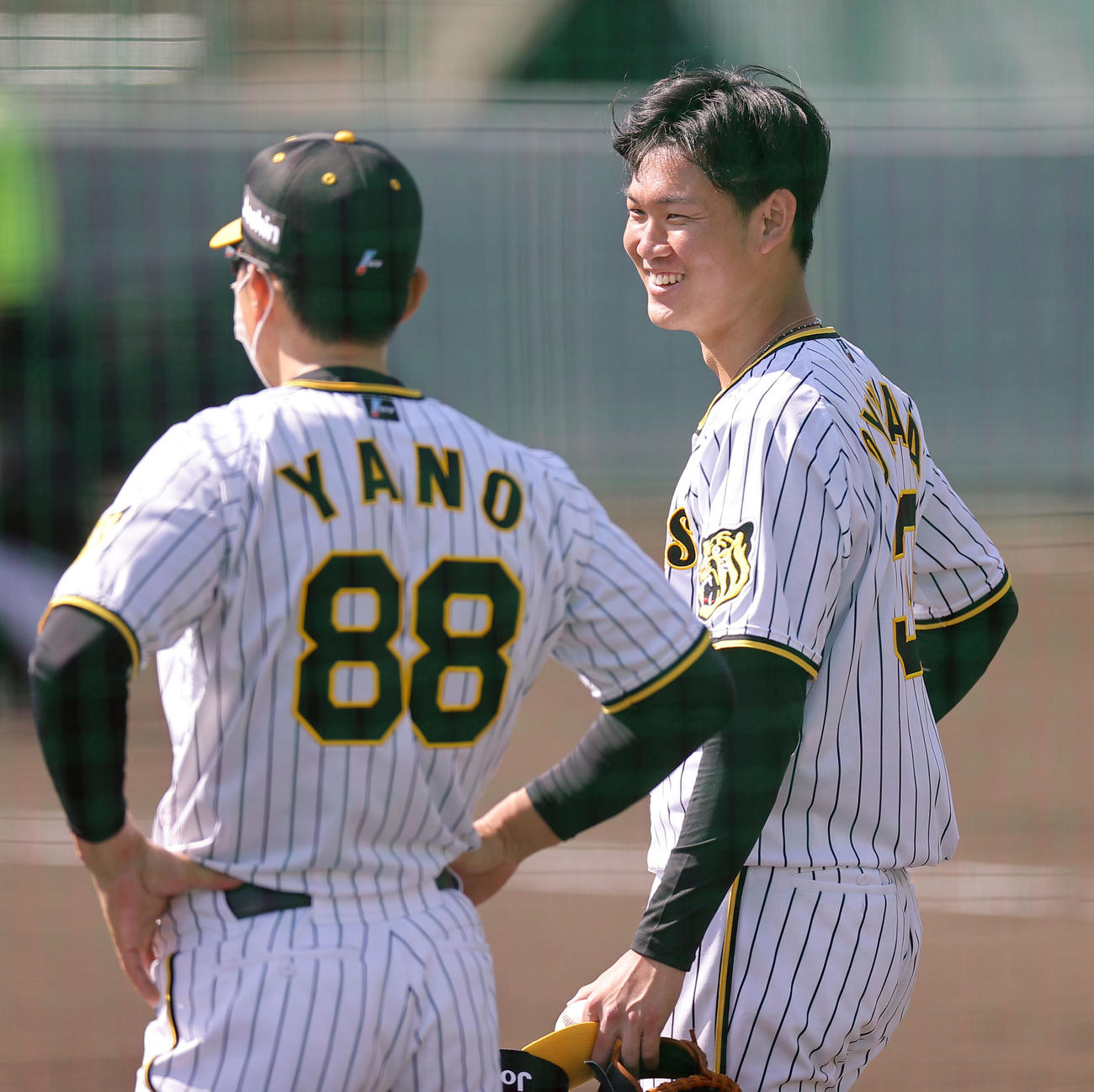 シート打撃練習を終えた及川（右）は矢野監督と笑顔で話す（撮影・上山淳一）