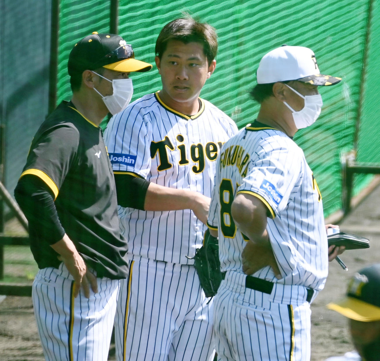 シート打撃後、阪神矢野監督（左）福原投手コーチ（右）と話す桐敷（撮影・前岡正明）