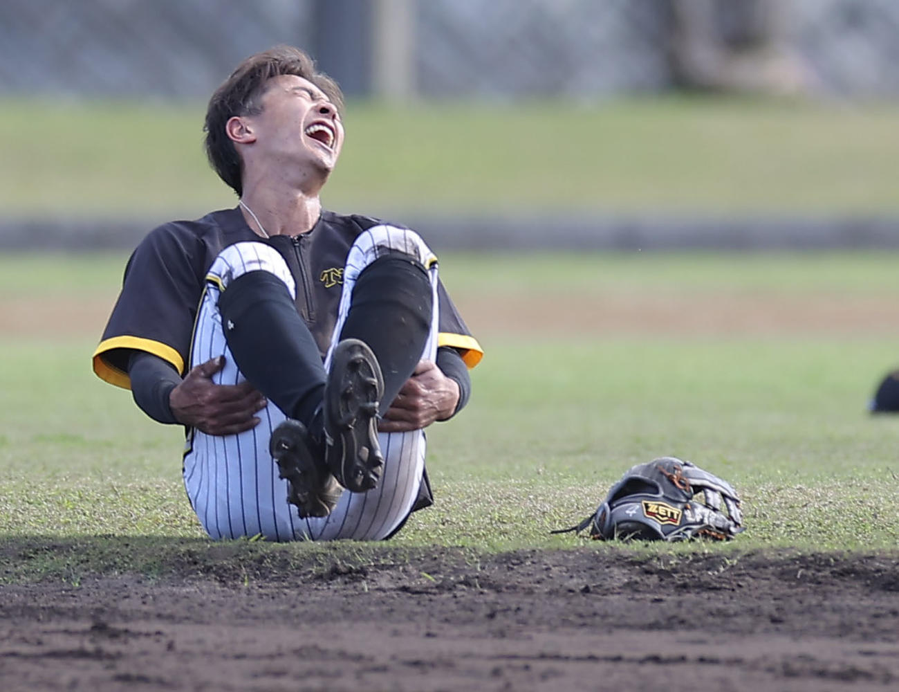デスノックで足がつる熊谷（撮影・上山淳一）