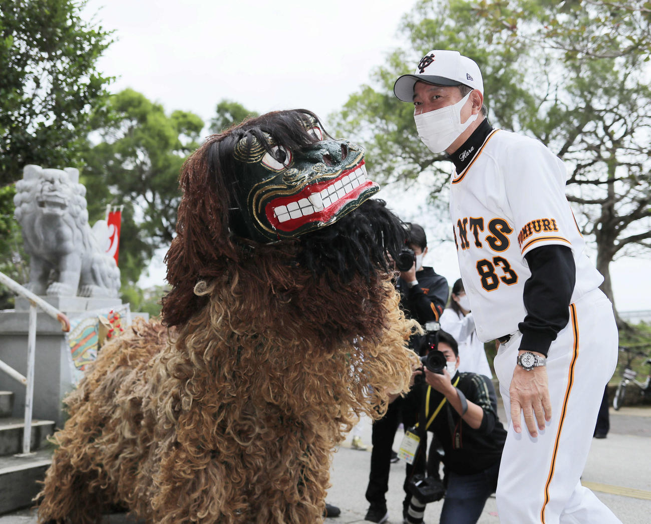 沖宮に到着し、獅子舞と対面する巨人原監督（撮影・河田真司）