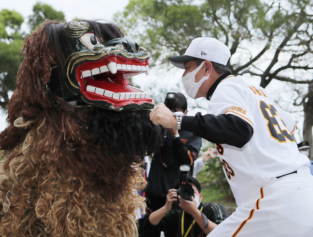 沖宮に到着し、獅子舞に吠える巨人原監督（撮影・河田真司）