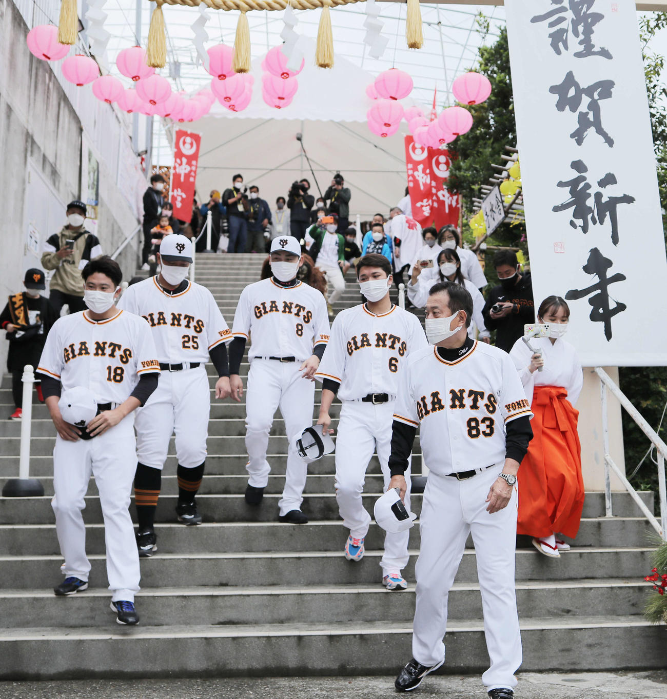 沖宮参拝を終える巨人の、左から菅野、岡本和、丸佳、坂本、原監督（撮影・河田真司）