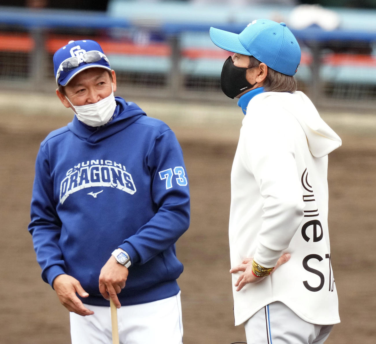 練習試合前、談笑する中日立浪監督（左）と日本ハム新庄監督（撮影・鈴木みどり）