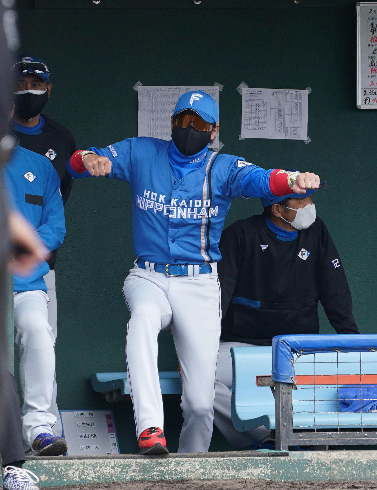 練習試合中日対日本ハム　3回表日本ハム1死、見逃し三振に倒れた清宮をベンチから見つめ審判と同じジェスチャーをする新庄監督（中央）（撮影・森本幸一）