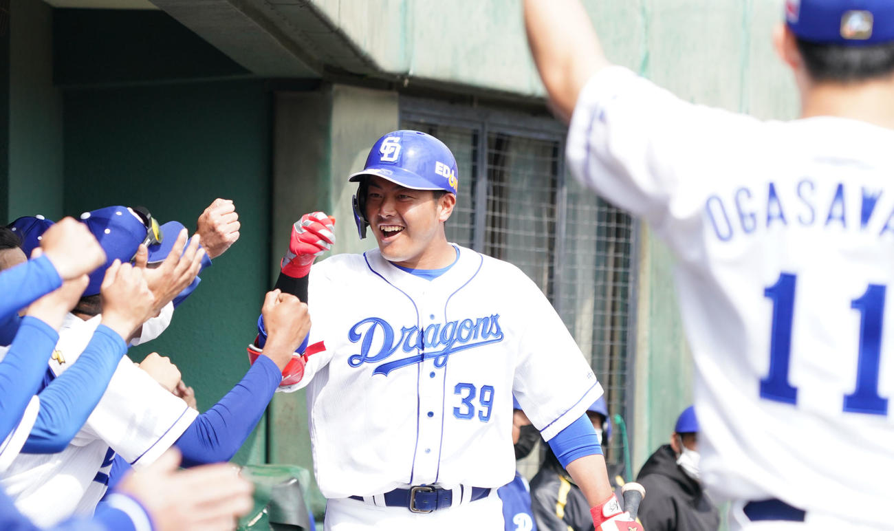 練習試合中日対日本ハム　3回裏中日2死、右越え本塁打を放った山下（撮影・森本幸一）