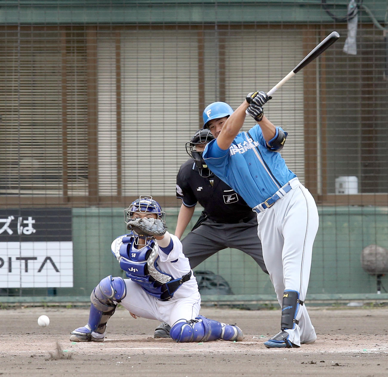 中日対日本ハム　5回表日本ハム2死二塁、速水は中前適時打を放つ（撮影・佐藤翔太）