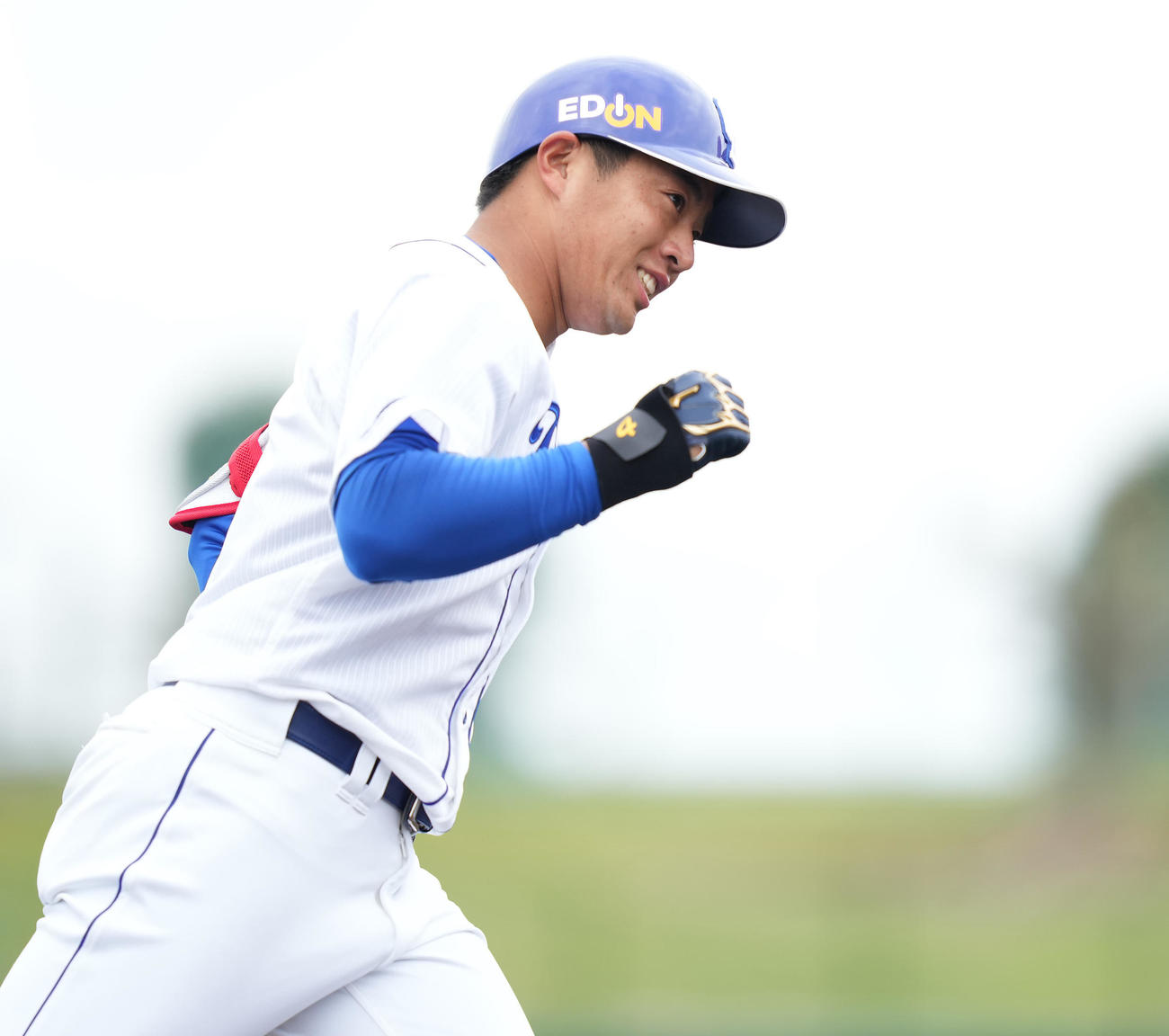 中日対日本ハム　5回裏中日1死一塁、左越え2点本塁打を放った鵜飼は三塁を回りガッツポーズ（撮影・鈴木みどり）