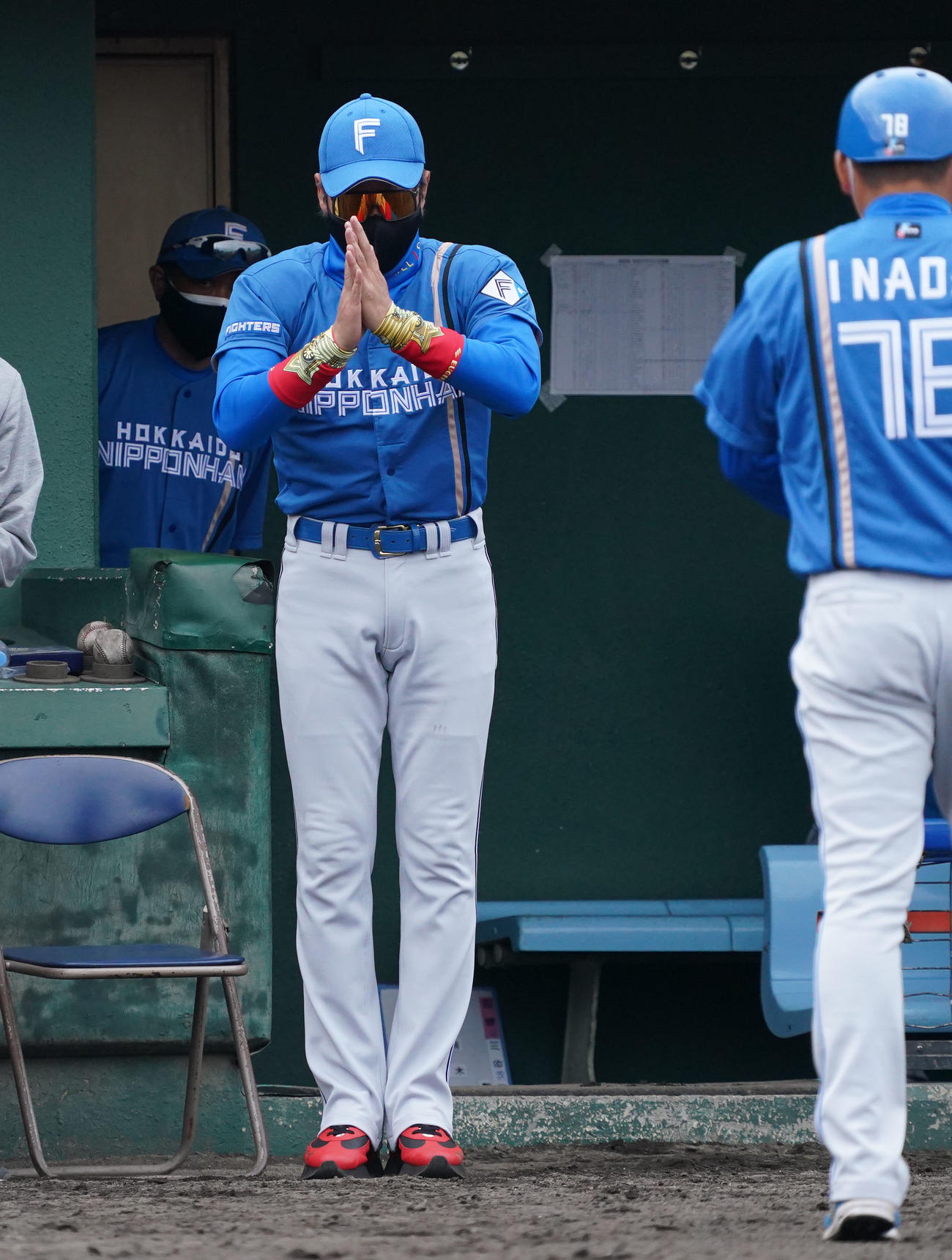練習試合中日対日本ハム　試合終了、中日ベンチに向かい、あいさつする新庄監督（撮影・森本幸一）
