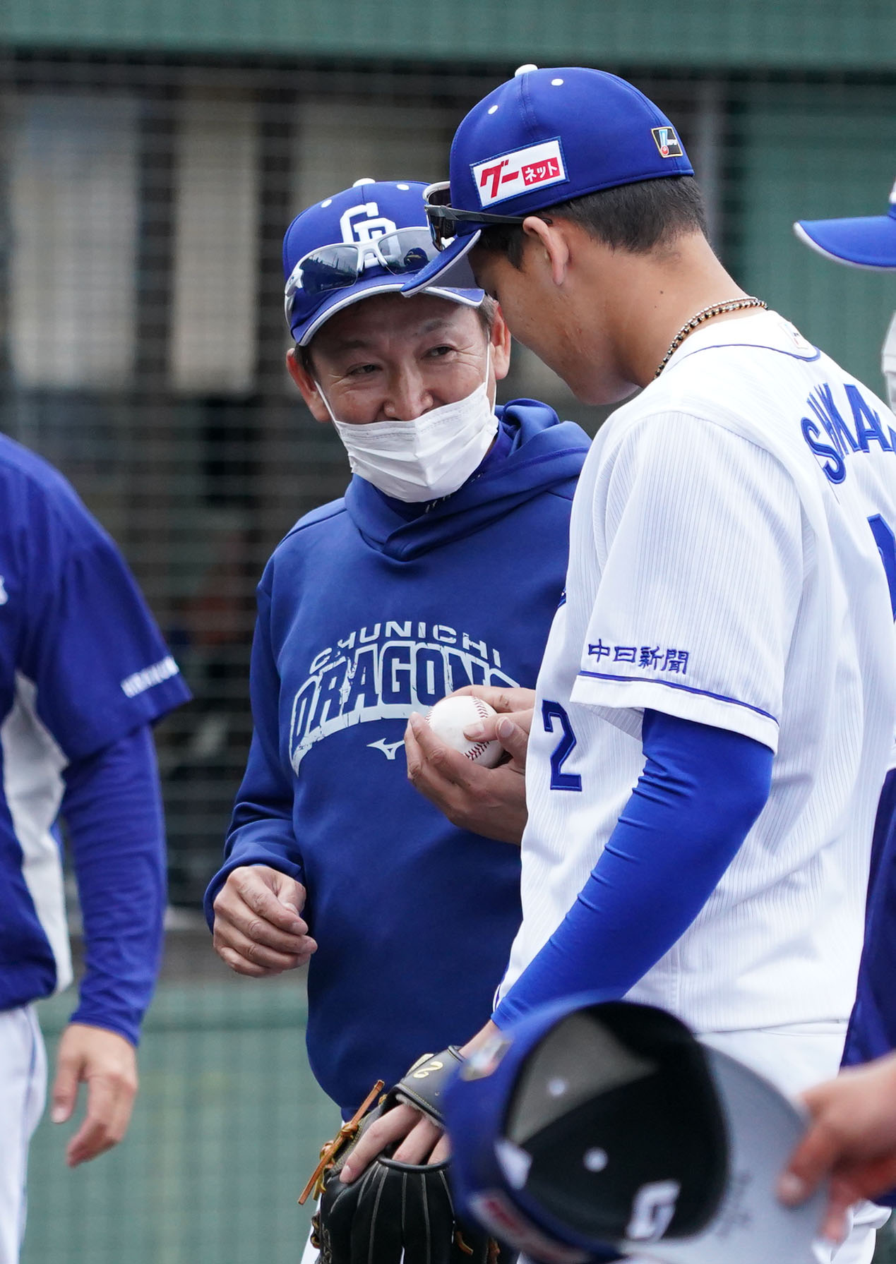 練習試合中日対日本ハム　試合終了、石川昂から勝利球を受け取る立浪監督（撮影・森本幸一）