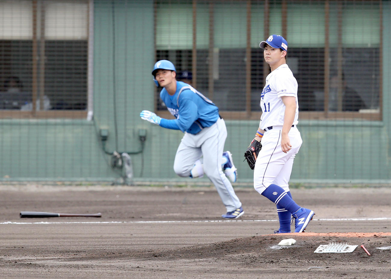 中日対日本ハム　1回表日本ハム無死、清宮を左飛に仕留める中日小笠原（撮影・佐藤翔太）