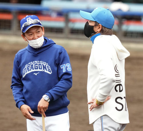 練習試合前、談笑する中日立浪監督（左）と日本ハム新庄監督（撮影・鈴木みどり）