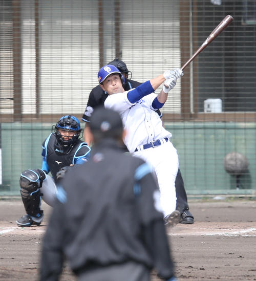 中日対日本ハム　2回裏中日無死、阿部は左越え本塁打を放つ（撮影・佐藤翔太）