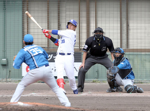 中日対日本ハム　3回裏中日2死、山下は右越え本塁打を放つ。投手は日本ハム西村（撮影・佐藤翔太）