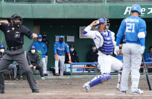練習試合中日対日本ハム　3回表日本ハム1死、見逃し三振に倒れた清宮をベンチから見つめる新庄監督（中央）（撮影・森本幸一）