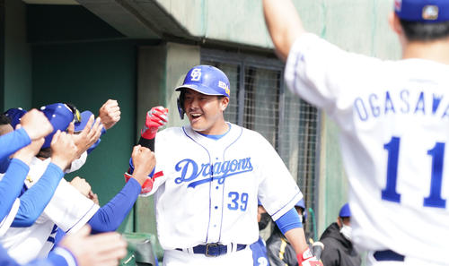 練習試合中日対日本ハム　3回裏中日2死、右越え本塁打を放った山下（撮影・森本幸一）