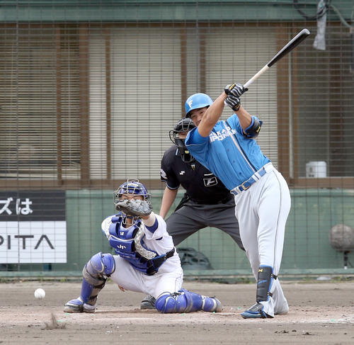 中日対日本ハム　5回表日本ハム2死二塁、速水は中前適時打を放つ（撮影・佐藤翔太）