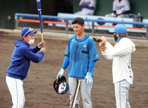 練習試合前、中日立浪監督（左）と日本ハム新庄監督（右）から打撃指導を受ける清宮（撮影・鈴木みどり）
